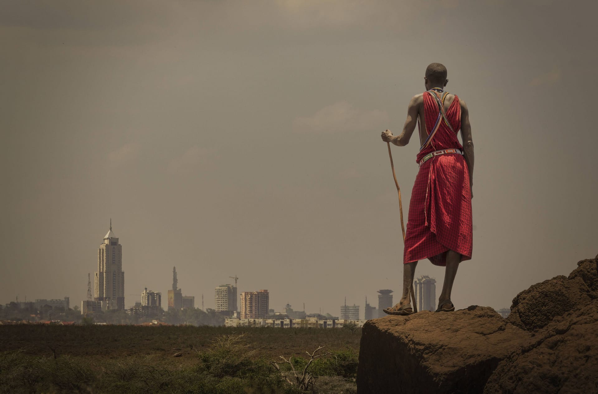 Massai vor der Skyline Nairobis, Kenia.