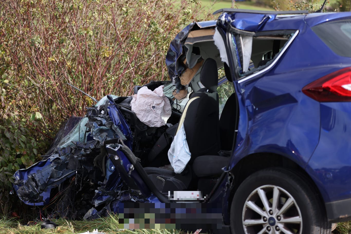 Dieser Ford ist am Samstagnachmittag im Kreis Ansbach mit einem Lastwagen kollidiert: Der Fahrer verstarb noch an der Unfallstelle.