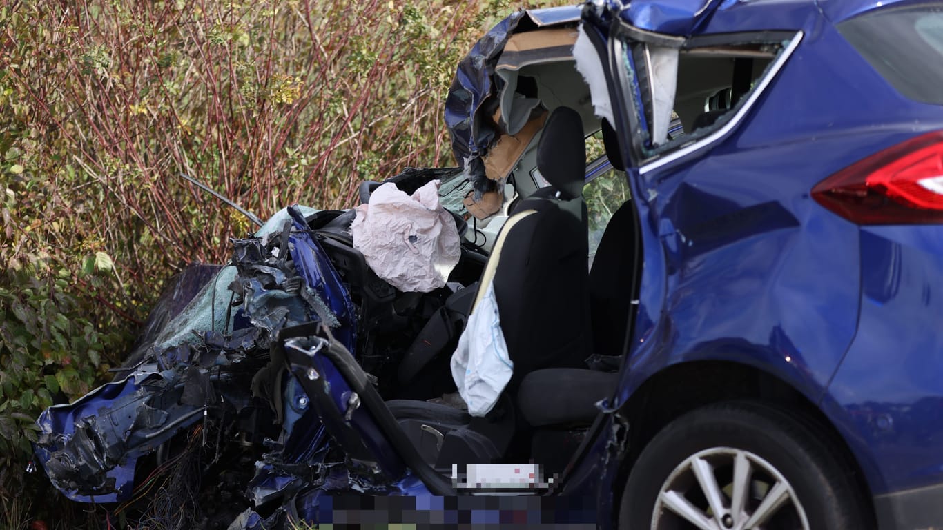 Dieser Ford ist am Samstagnachmittag im Kreis Ansbach mit einem Lastwagen kollidiert: Der Fahrer verstarb noch an der Unfallstelle.