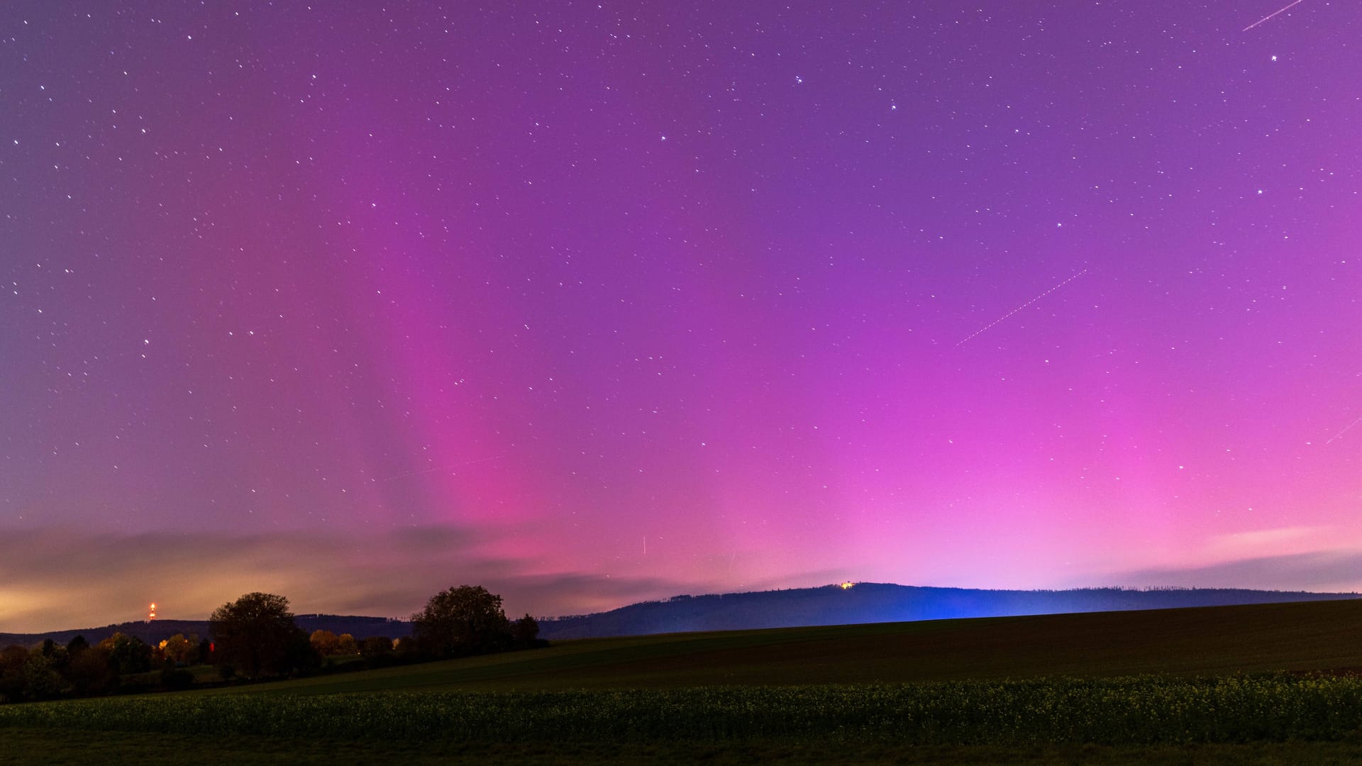 Polarlichter über Deutschland: Am Samstag bot sich den Menschen in der hessischen Oberursel dieses farbenfrohe Spektakel.