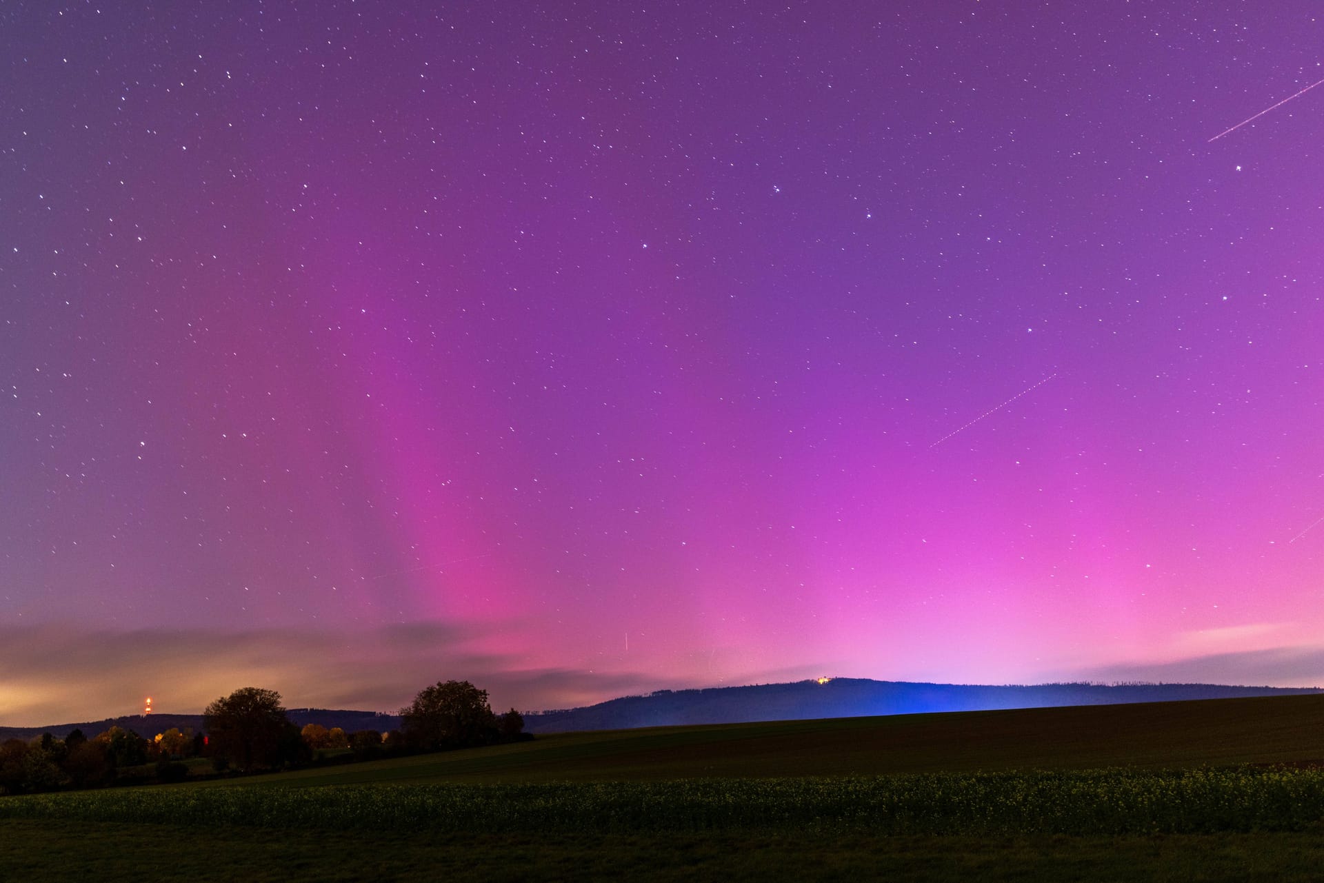 Polarlichter über Deutschland: Am Samstag bot sich den Menschen in der hessischen Oberursel dieses farbenfrohe Spektakel.