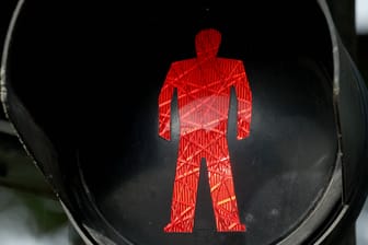Ein Fußgänger soll bei Rot über die Ampel gelaufen und dann von einem Radfahrer erfasst worden sein.