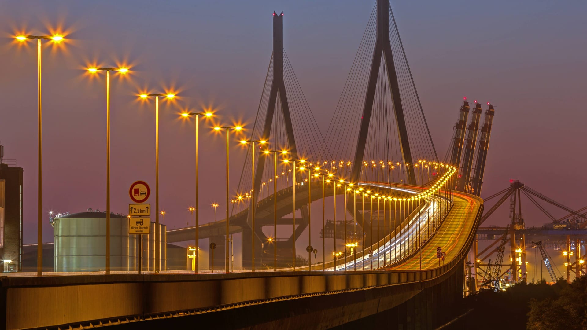 Blick auf die Köhlbrandbrücke: Die Zufahrt zur Brücke ist wegen einer unterspülten Straße nur eingeschränkt möglich. Blick auf die Köhlbrandbrücke: Die Zufahrt zur Brücke ist wegen einer unterspülten Straße nur eingeschränkt möglich.