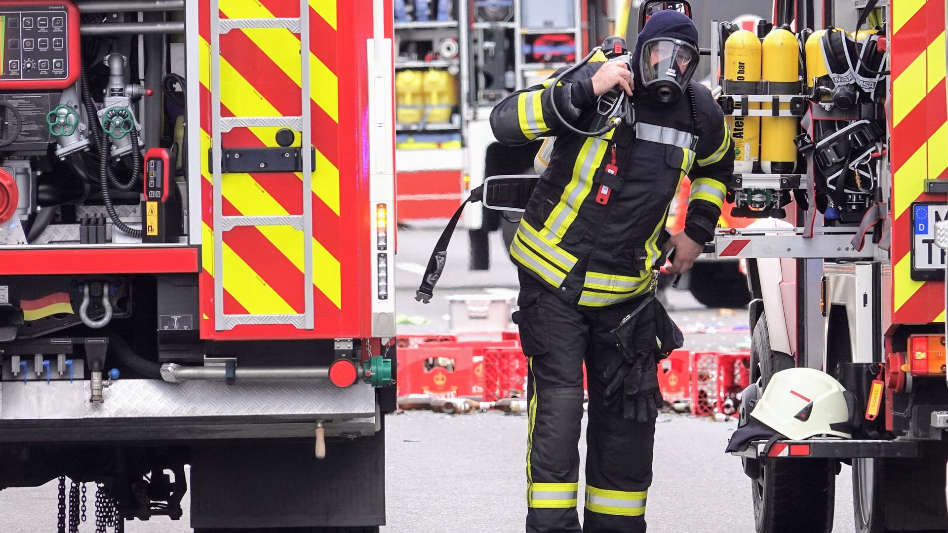 Feuerwehr macht sich für Bergung bereit: Die Polizei bestätigte, dass im Gefahrguttransporter Kaliumhydroxid, auch Kalilauge genannt, geladen war.