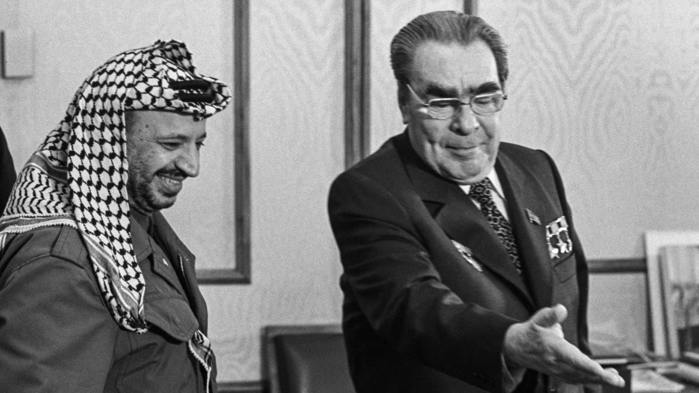 Jassir Arafat und Leonid Brezhnev: Arafat trug die Kufiya stets so um die Schulter drapiert, dass die Konturen an die ehemaligen Ländergrenzen Palästinas erinnern.