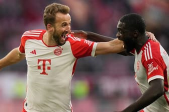 Harry Kane (l.) und Dayot Upamecano: Der Torjäger des FC Bayern lässt sich nach seinem nächsten Doppelpack feiern.