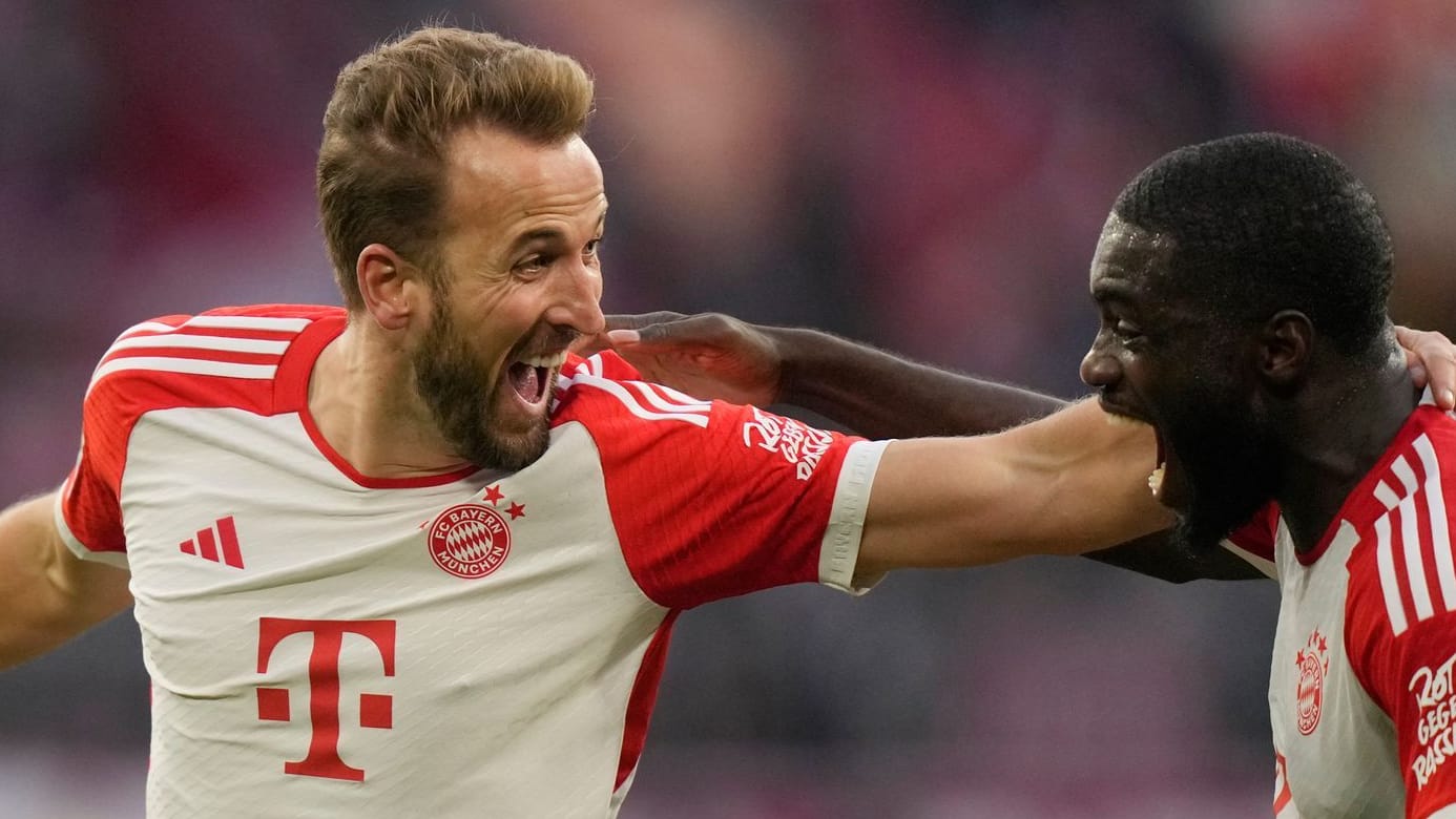 Harry Kane (l.) und Dayot Upamecano: Der Torjäger des FC Bayern lässt sich nach seinem nächsten Doppelpack feiern.