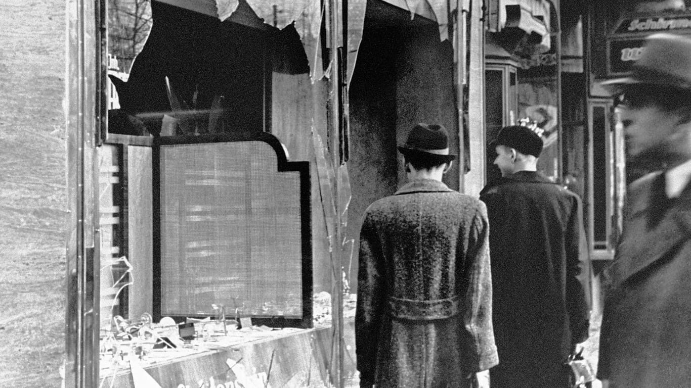 Reichspogromnacht 1938: Organisierte Trupps von Nationalsozialisten verwüsteten und zerstörten Synagogen und jüdische Geschäfte.