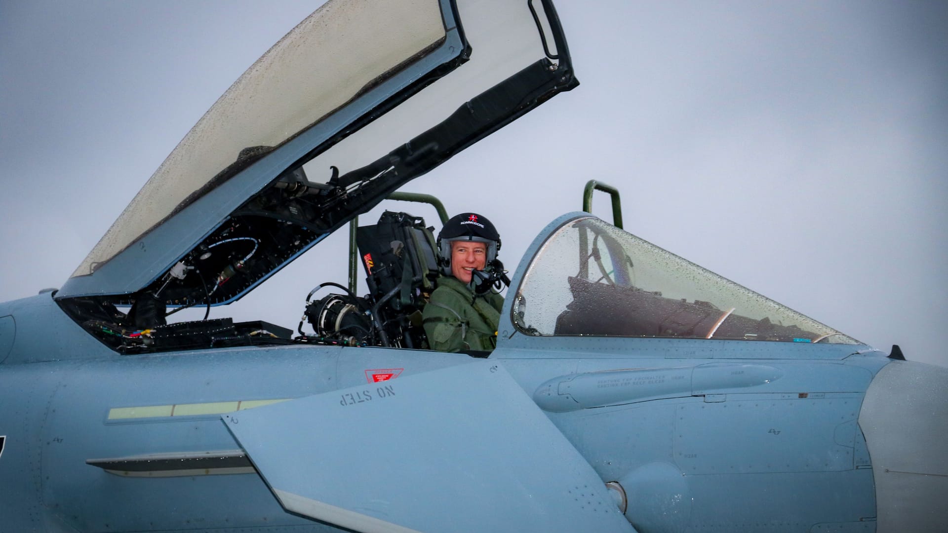 Ein Kampfjet-Pilot bei der Luftwaffen-Übung "Hannover Shield".