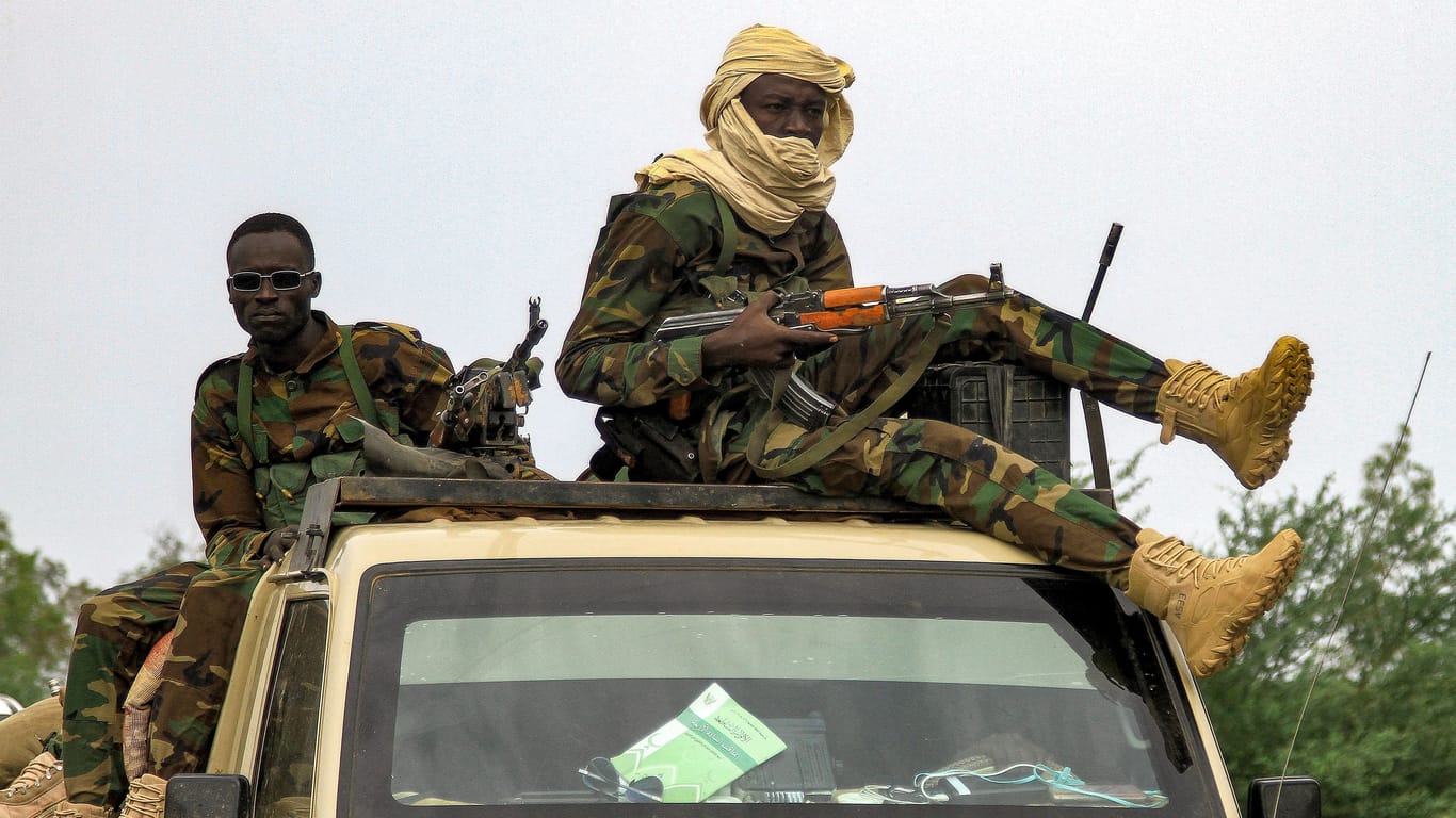 Kämpfer des sudanesischen Militärs (Archivbild): Im krisengeplagten Land kommt es derzeit zu ethnischen Säuberungen.