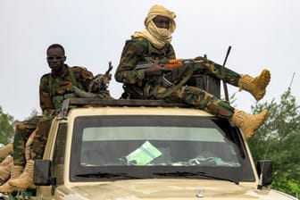 Kämpfer des sudanesischen Militärs (Archivbild): Im krisengeplagten Land kommt es derzeit zu ethnischen Säuberungen.