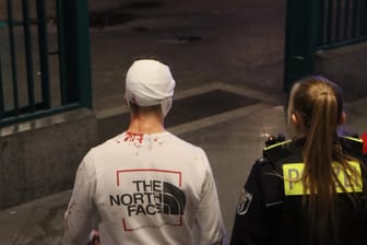 Ein Verletzter in Polizeibegleitung: Insgesamt drei Beteiligte des Streits konnten festgenommen werden.