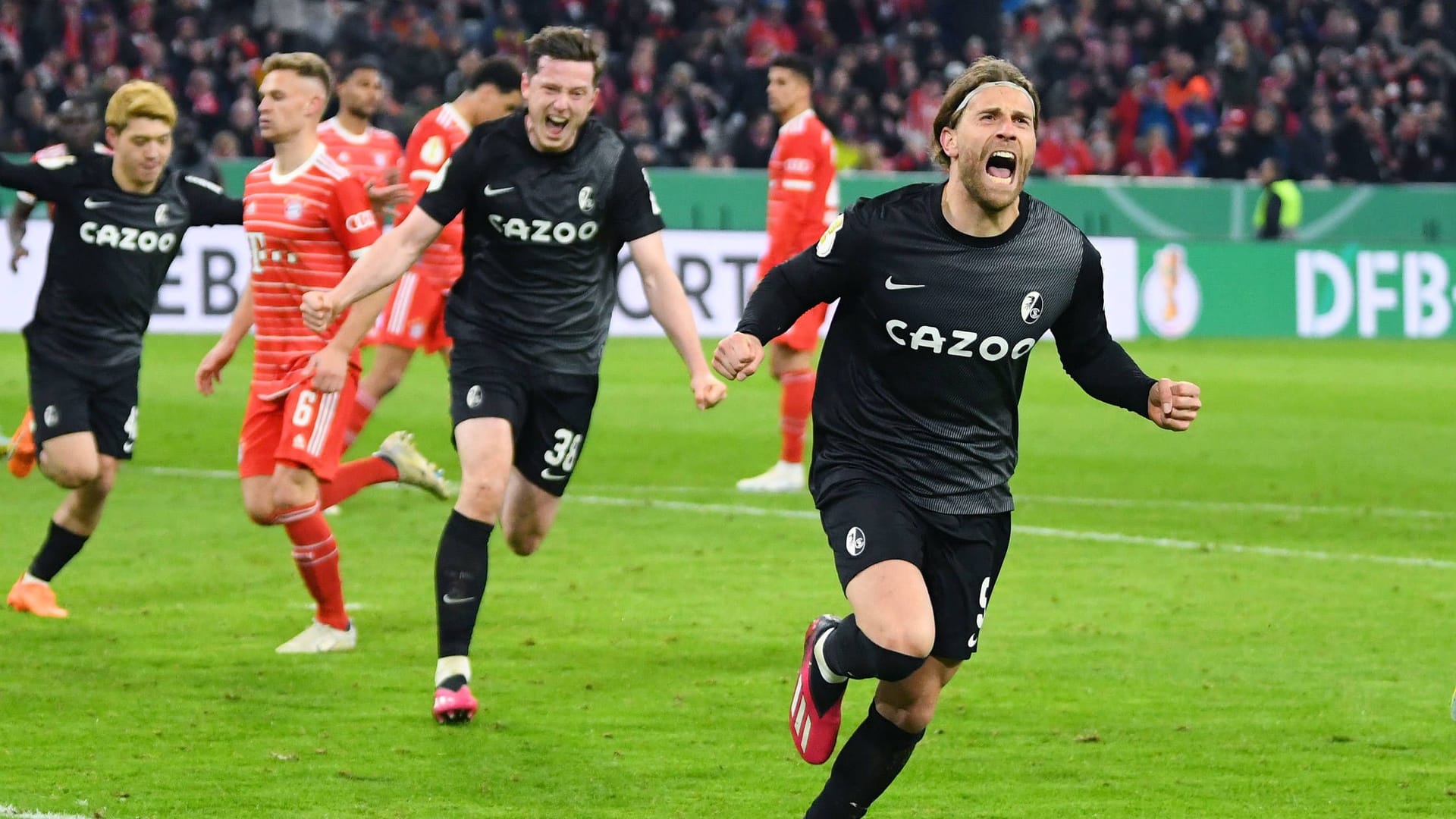 Historischer Sieg: Die Freiburger jubeln über den Viertelfinal-Erfolg in München.