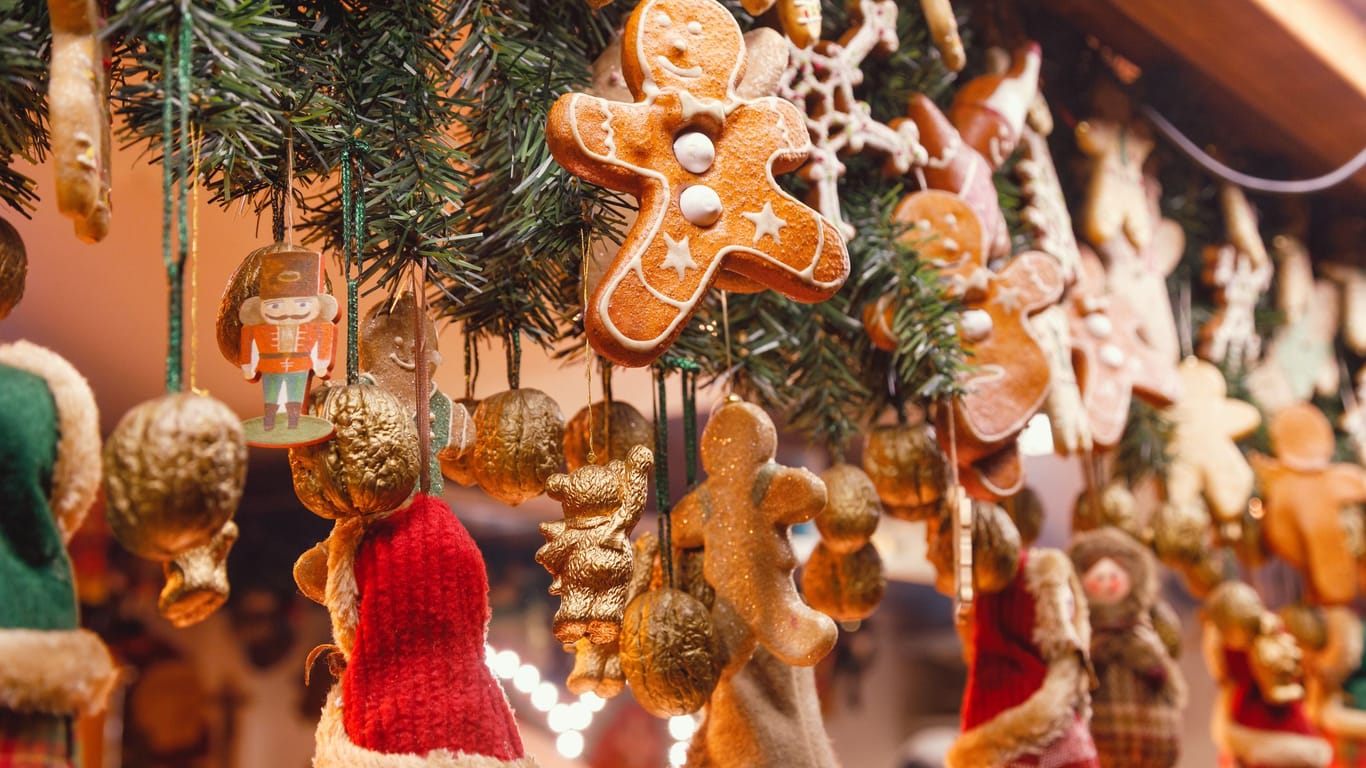 Weihnachtsdekoration, Geschenke und mehr erwarten Besucher beim Weihnachtsmarkt in Troisdorf.