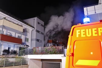 Rauch dringt aus dem Wohnhaus: Die Feuerwehr war mit 55 Einsatzkräften vor Ort.