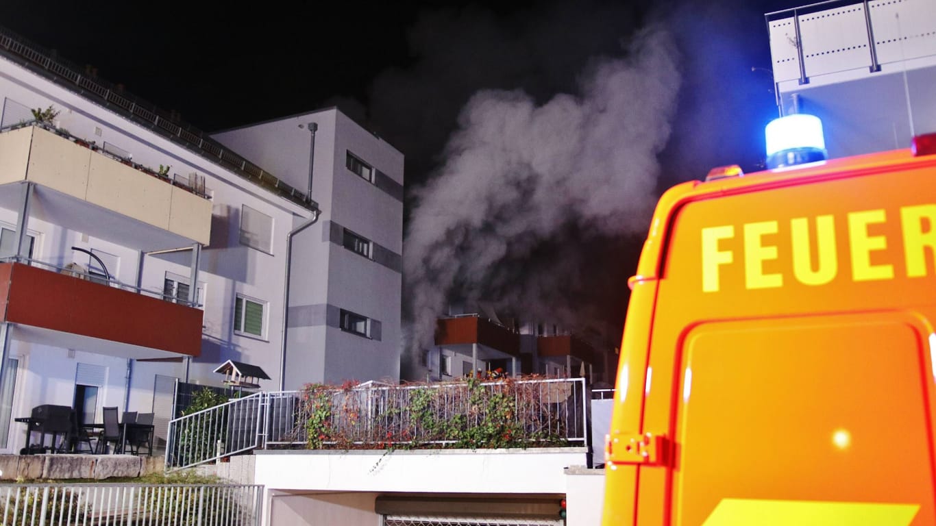 Rauch dringt aus dem Wohnhaus: Die Feuerwehr war mit 55 Einsatzkräften vor Ort.