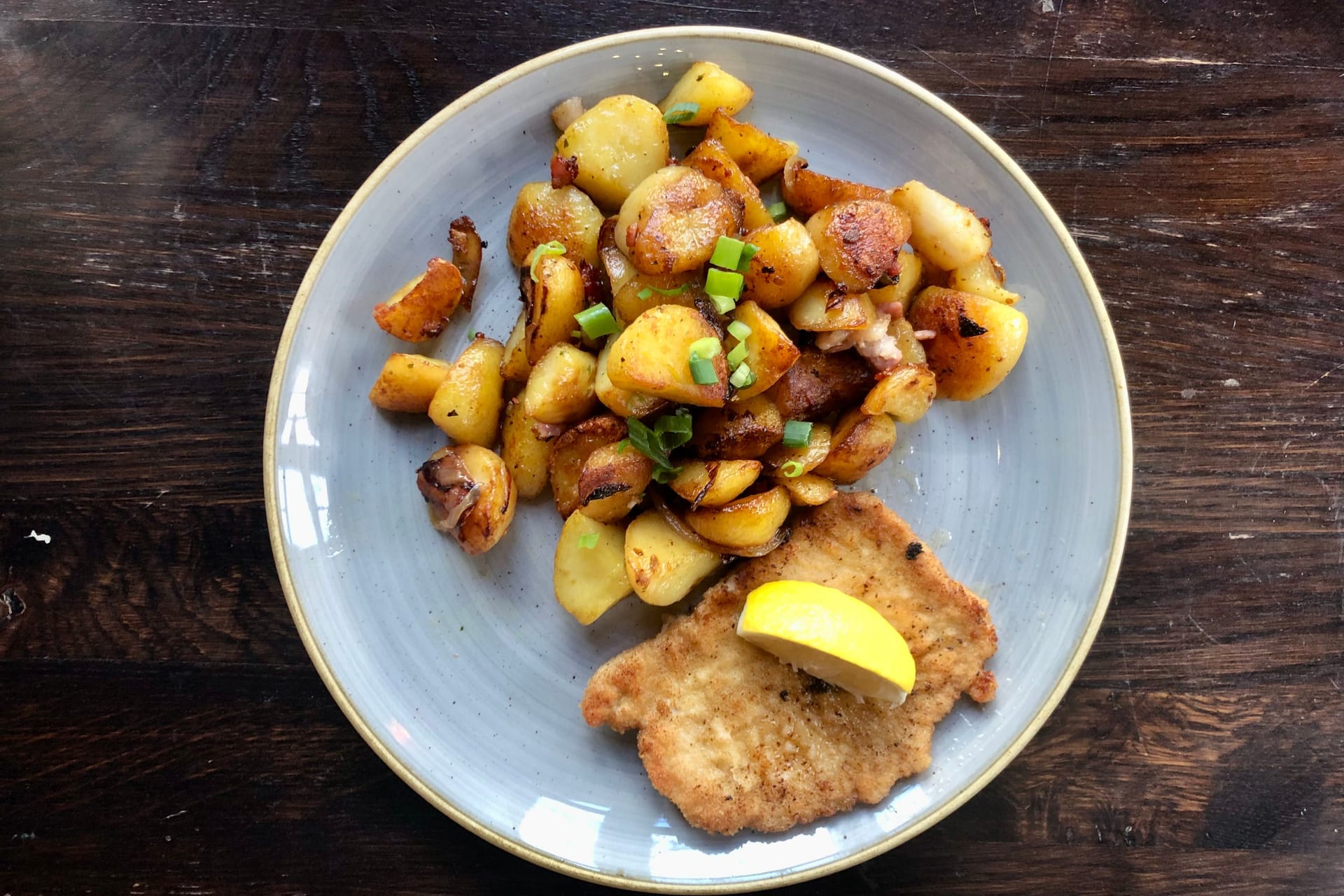 Das Kinderschnitzel mit Bratkartoffeln im Brauhaus "Alter Bahnhof" in Düsseldorf-Oberkassel.