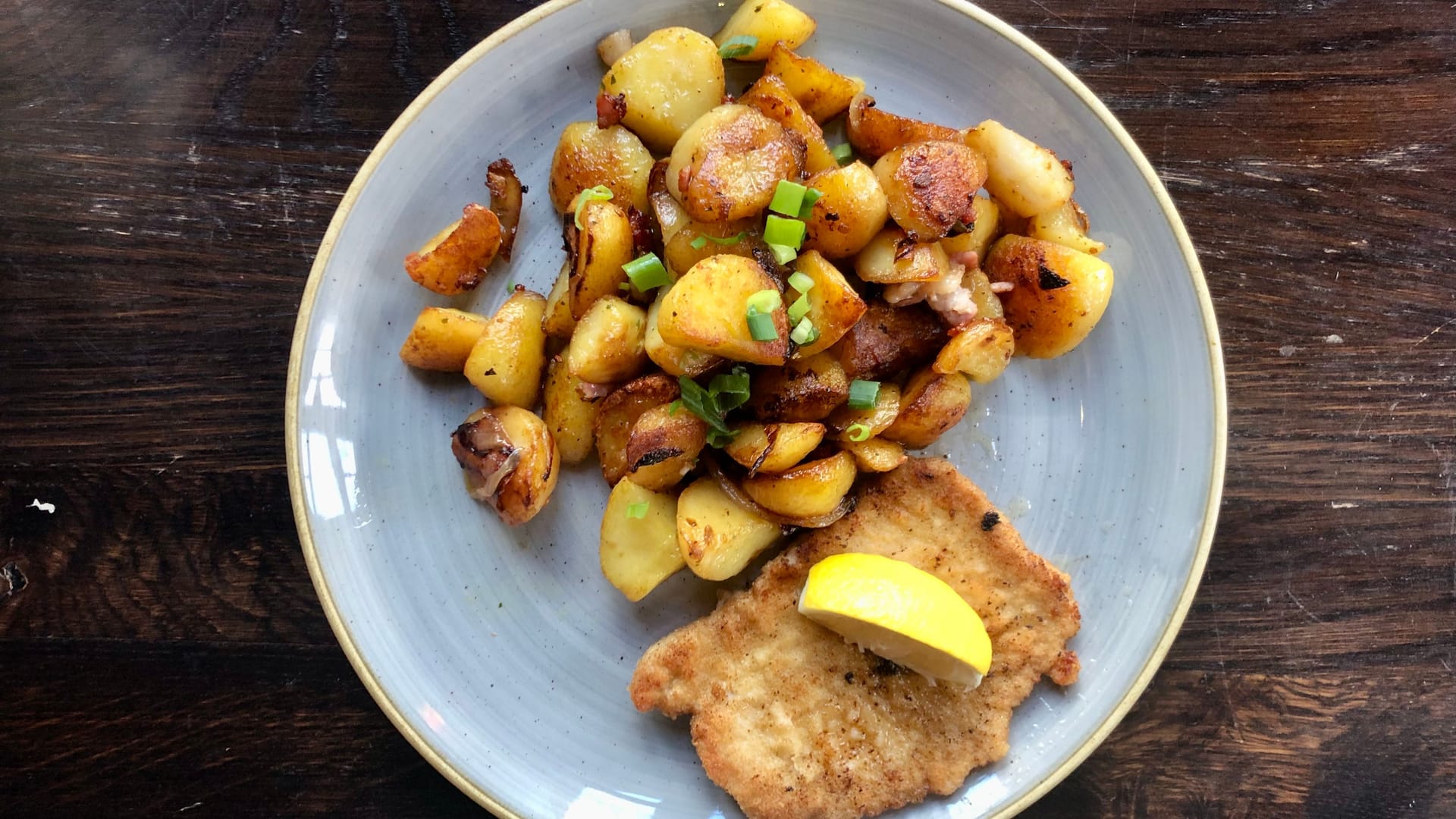 Das Kinderschnitzel mit Bratkartoffeln im Brauhaus "Alter Bahnhof" in Düsseldorf-Oberkassel.