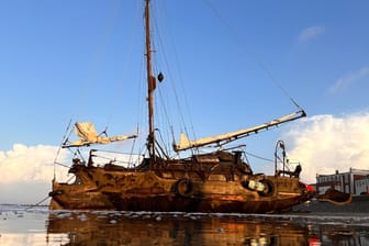 Das Boot am Strand von Norderney: Der Eigner will mit kaum jemandem sprechen.