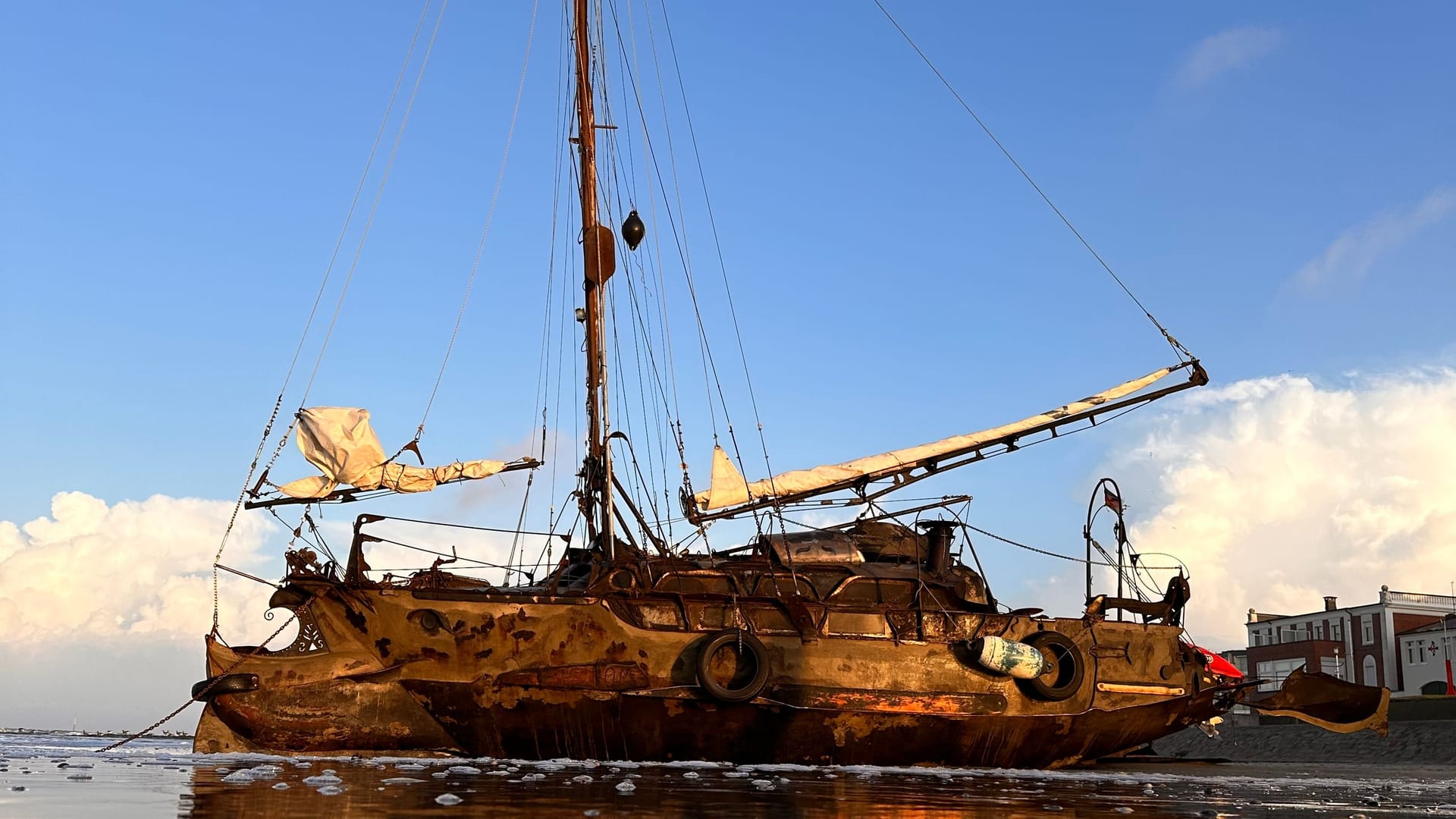 Das Boot am Strand von Norderney: Der Eigner will mit kaum jemandem sprechen.