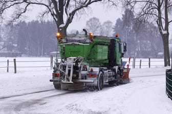 Winterdienst räumt Schnee von Fahrbahn (Archivbild): Die Fahrzeuge sollen am Donnerstag stehen bleiben.