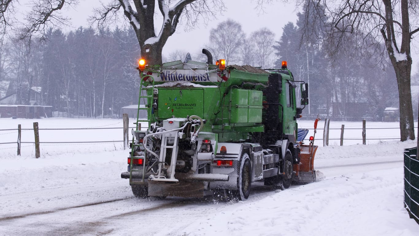 Winterdienst räumt Schnee von Fahrbahn (Archivbild): Die Fahrzeuge sollen am Donnerstag stehen bleiben.