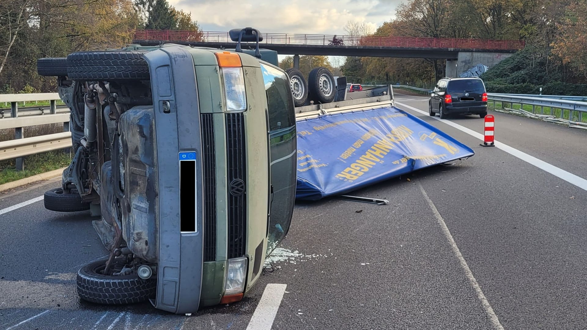 Das Transporter-Anhänger-Gespann liegt auf der Seite: Der Unfall führte in der Folge zu einem Stau.