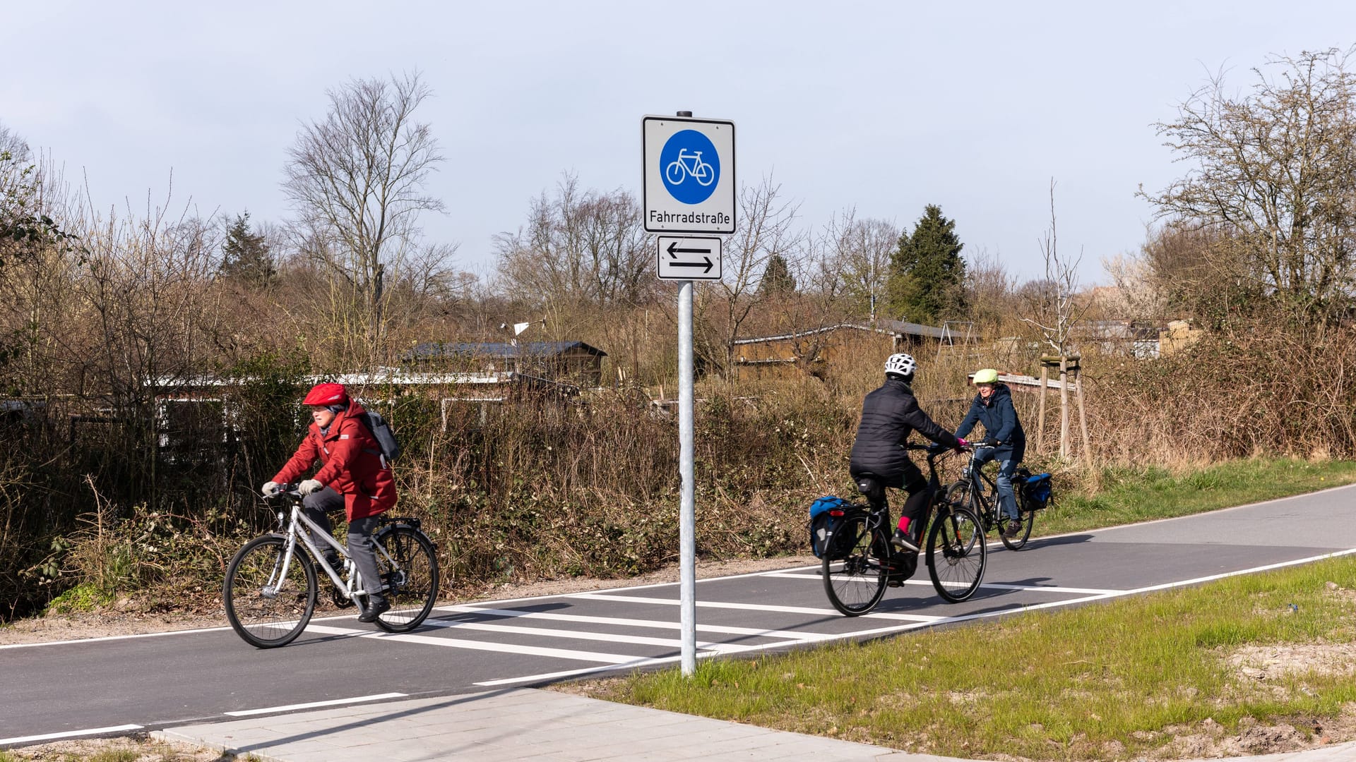 Die Veloroute 10 in Kiel: Sie verbindet den Süden der Stadt vom Einkaufszentrum Citti-Park bis zum Universitätsgelände der Kieler Uni. Die Veloroute 10 in Kiel: Sie verbindet den Süden der Stadt vom Einkaufszentrum Citti-Park bis zum Universitätsgelände der Kieler Uni.