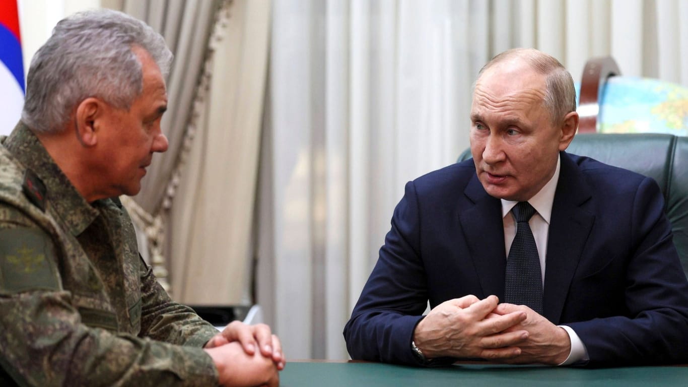 Wladimir Putin mit seinem Verteidigungsminister Sergej Schoigu: Der Kreml hat im Laufe des Ukraine-Krieges seine Propaganda verändert.