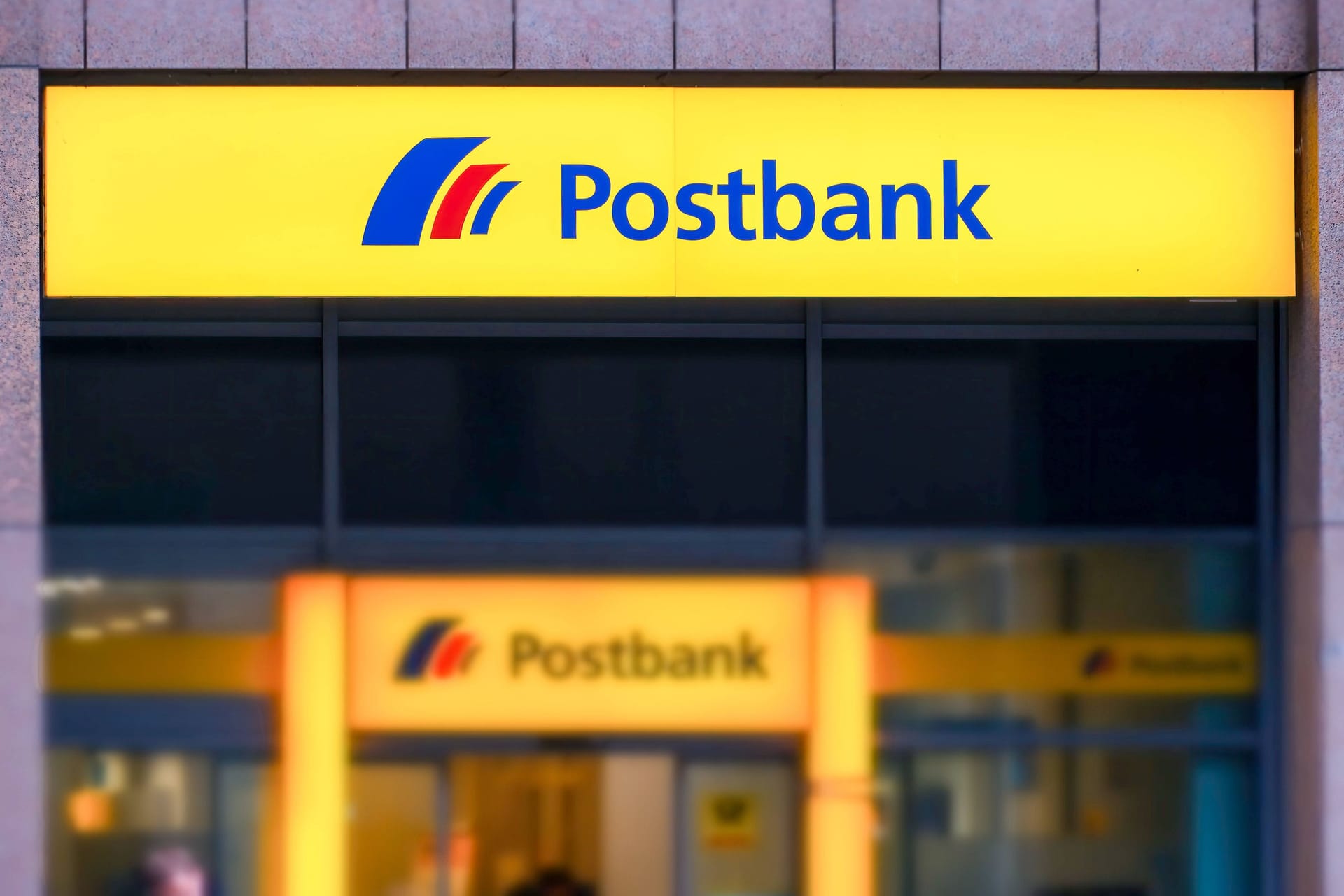 Postbank-Logo: Das Filialnetz der Postbank soll deutlich ausgedünnt werden.