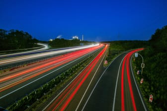 Abendlicher Verkehr auf der Autobahn (Archivbild): Ein Geisterfahrer hat einen Unfall verursacht.
