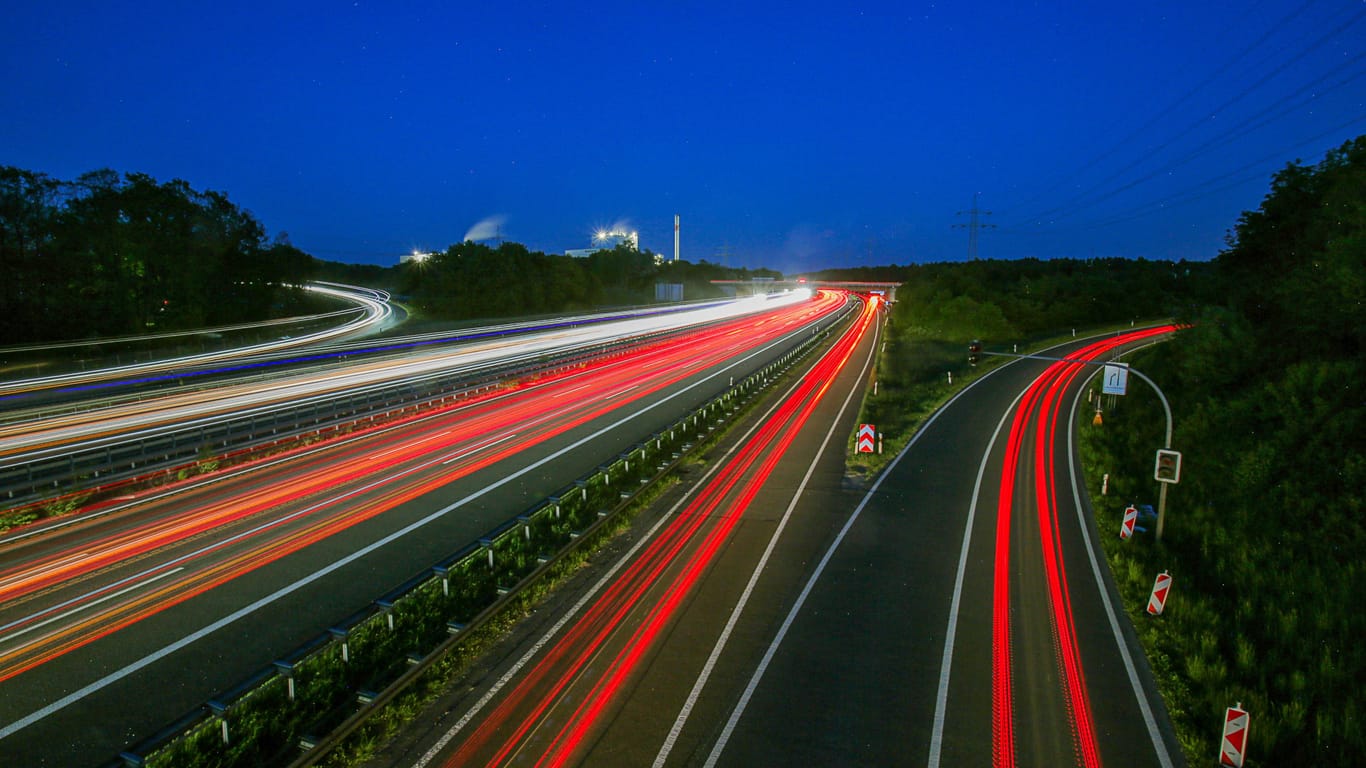 Abendlicher Verkehr auf der Autobahn (Archivbild): Ein Geisterfahrer hat einen Unfall verursacht.