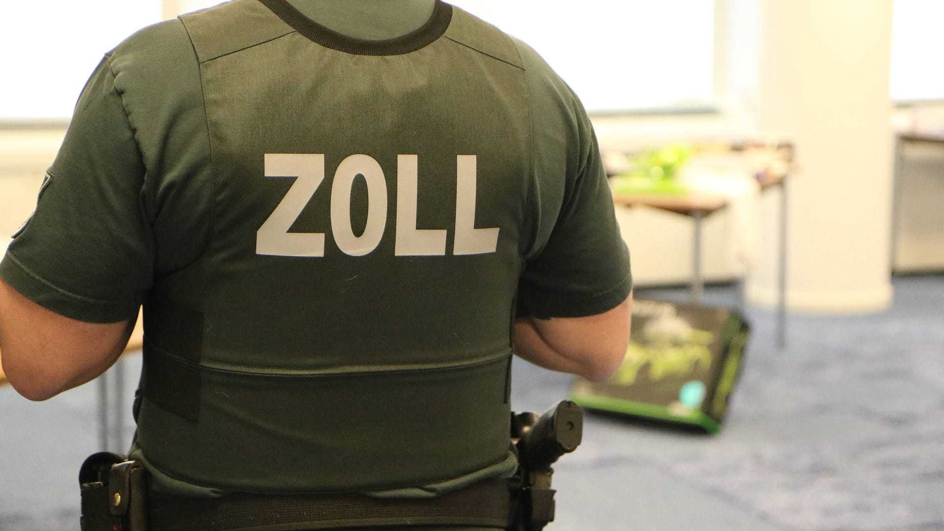 Symbolfoto von von einem Zollbeamten.