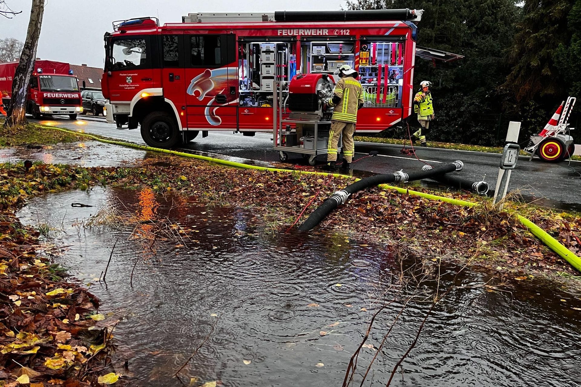 Die Feuerwehr bei einem Einsatz in Langwedel: Hier liefen die Gräben über.