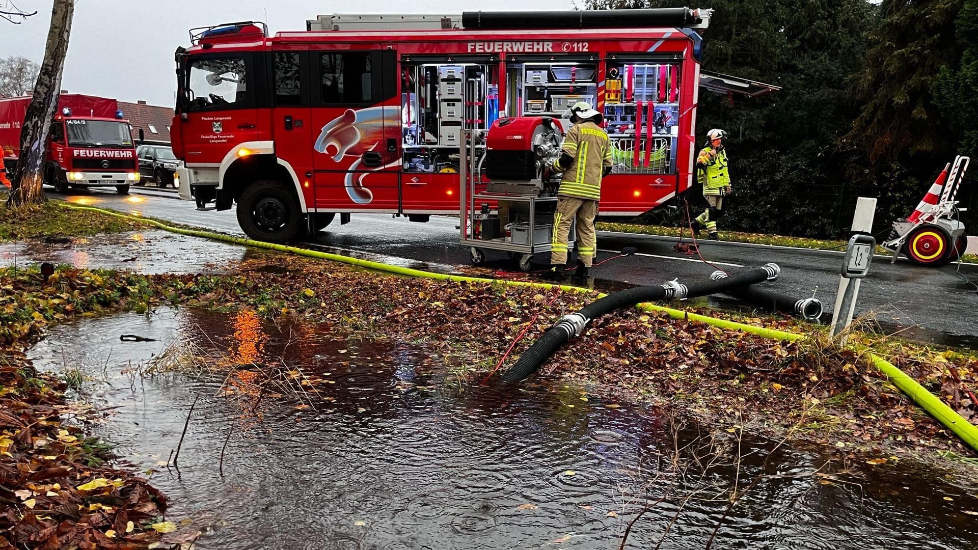 Die Feuerwehr bei einem Einsatz in Langwedel: Hier liefen die Gräben über.