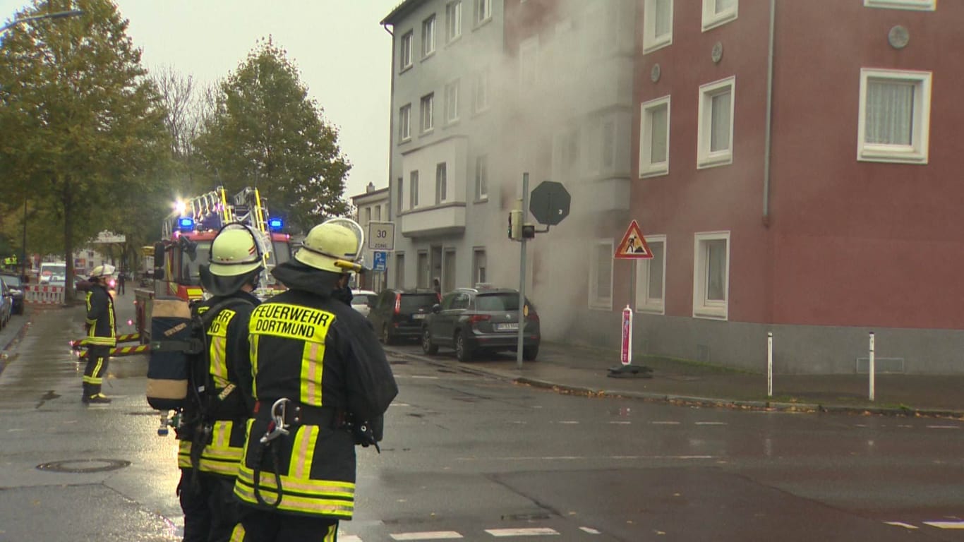 Am Montag rückte die Feuerwehr zu einem Kellerbrand eines Mehrfamilienhauses in der Schützenstraße aus.