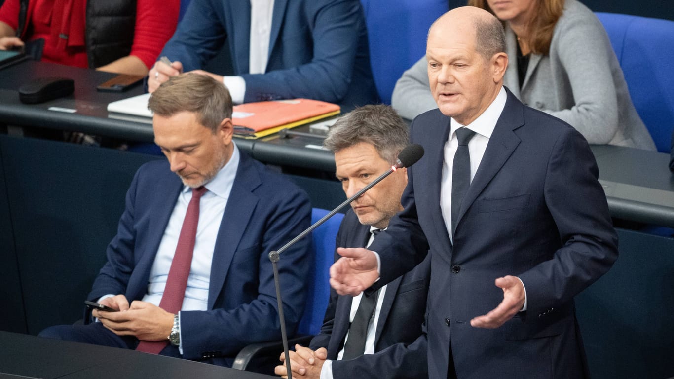 Bundesfinanzminister Christian Lindner (l.), Bundeswirtschaftsminister Robert Habeck (m.), Bundeskanzler Olaf Scholz (Archivbild): Nachdem letzte Haushaltseklat der Ampelregierung warnen Experten.