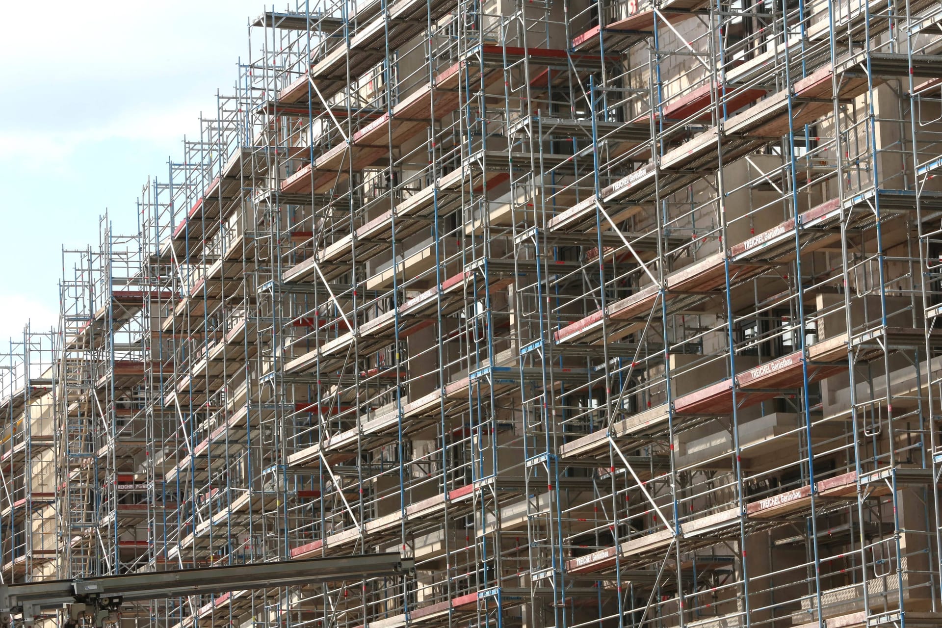 Neubauprojekt in Rostock (Symbolbild): Aufgrund der hohen Zinsen werden weniger Neubauprojekte umgesetzt. Neubauprojekt in Rostock (Symbolbild): Aufgrund der hohen Zinsen werden weniger Neubauprojekte umgesetzt.
