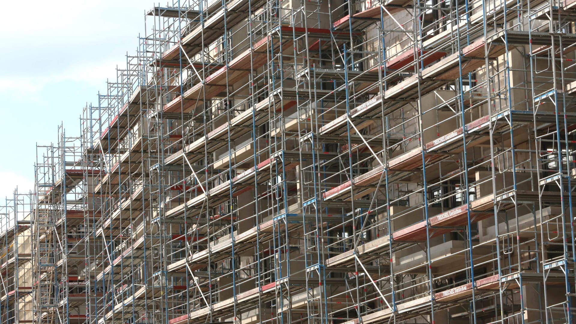 Neubauprojekt in Rostock (Symbolbild): Aufgrund der hohen Zinsen werden weniger Neubauprojekte umgesetzt.