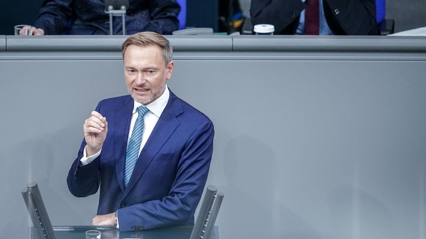 Bundesfinanzminister Lindner (FDP) im Bundestag: Der liberale Politiker erklärte, die Ampel werde einen neuen Wirtschaftsplan für den Klima- und Transformationsfonds vorschlagen.