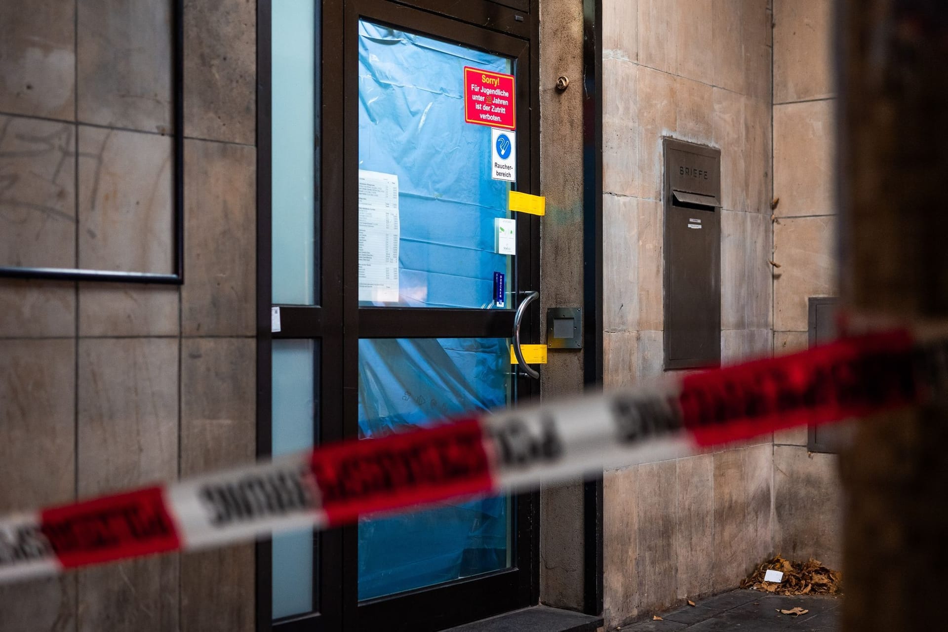 Die Spielothek, in der ein Mann tödlich verletzt wurde, ist abgesperrt: Ein Unbekannter stach auf einen Gast ein.