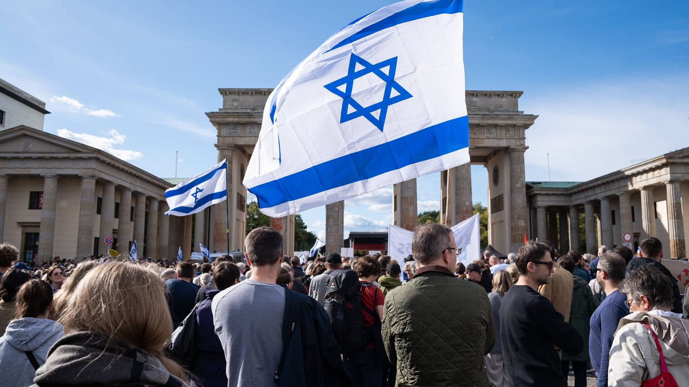 Berlin, Deutschland, Europa - Über 2000 Menschen folgen einem Aufruf der Deutsch-Israelischen Gesellschaft Berlin und Brandenburg und nehmen an einer pro-israelischen Solidaritätskundgebung auf dem Pariser Platz im Berliner Bezirk Mitte teil