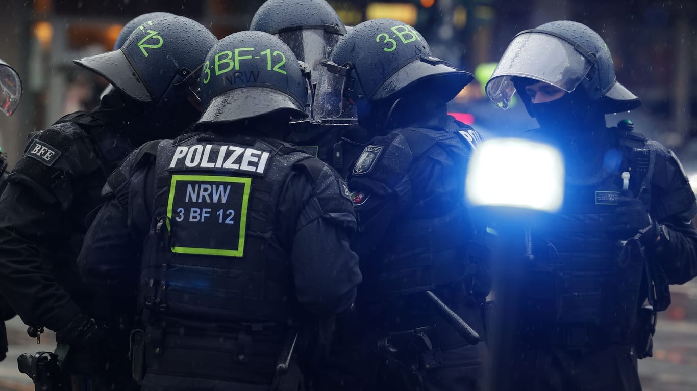 Polizeibeamte der Beweissicherungs- und Festnahmeeinheiten (BFE) besprechen sich am Rande der Pro-Palästina-Kundgebung in Düsseldorf.