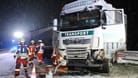 Ein verunfallter Lkw auf der A7: Er geriet in die Leitplanke.