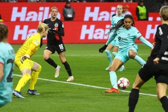 Der Ausgleich: Barcelonas Salma (M.) trifft gegen Eintracht Frankfurt.