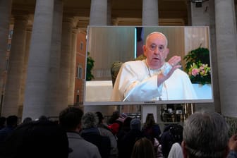 Papst ist per Video auf den Petersplatz geschaltet: Aus dem Vatikan hieß es, dass der Pontifex ernsthaft erkrankt sei