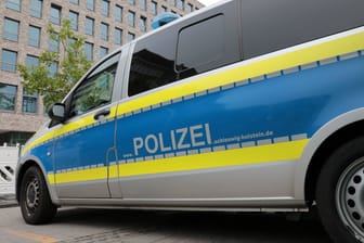Polizeifahrzeug der Polizei Schleswig-Holstein (Symbolbild): Ein größeres Aufgebot ist am Mittwoch rund um die Schule im Einsatz.