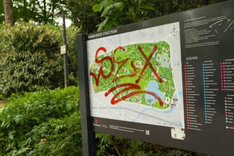 Ein mit dem Wort Sex beschmierter Wegweiser im Stadtpark: Er steht nahe dem Gebüsch, in dem das Mädchen missbraucht wurde.