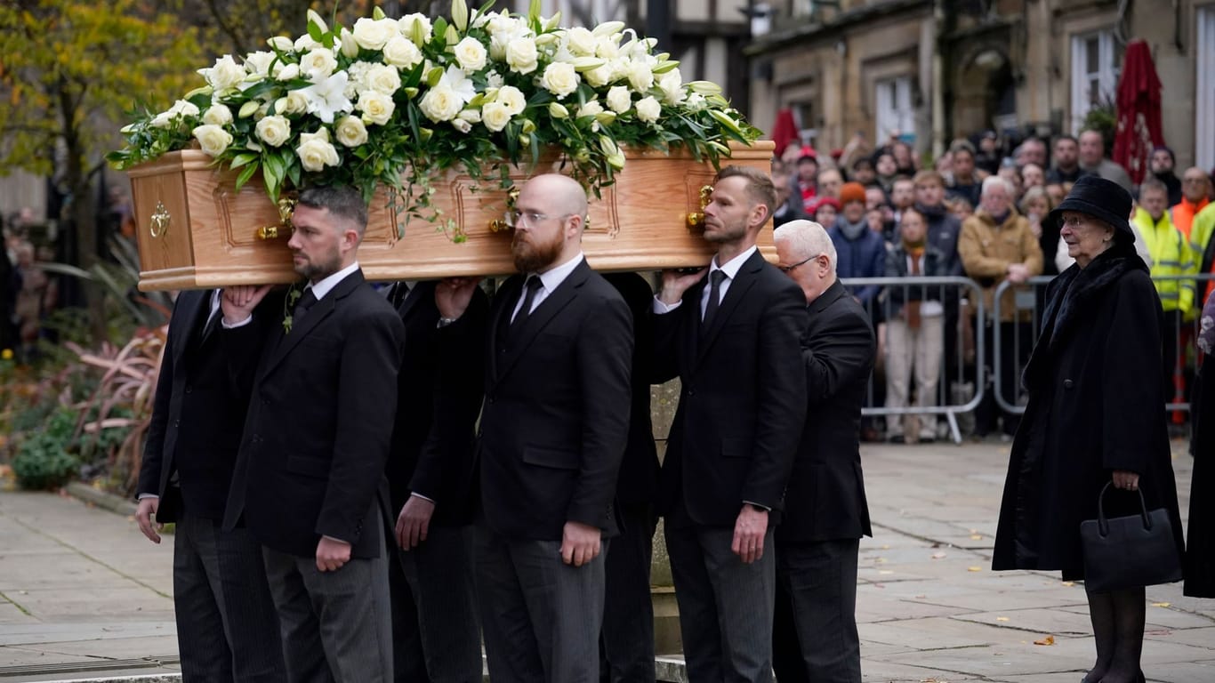 Der Leichnam von Sir Bobby Charlton wird zur Beerdigung getragen: Am Montag trauerten viele prominente Personen des englischen Fußballs um die tote Ikone.