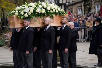 Der Leichnam von Sir Bobby Charlton wird zur Beerdigung getragen: Am Montag trauerten viele prominente Personen des englischen Fußballs um die tote Ikone.